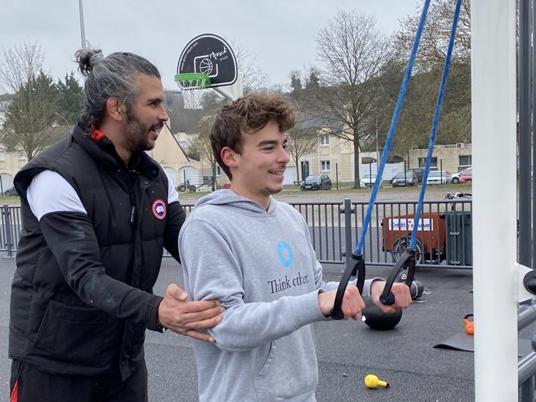 Le SCO Rugby Angers donne un cours gratuit à un étudiant de l'ISTOM