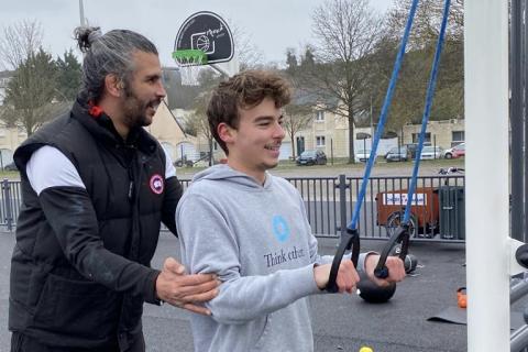 Le SCO Rugby Angers donne un cours gratuit à un étudiant de l'ISTOM